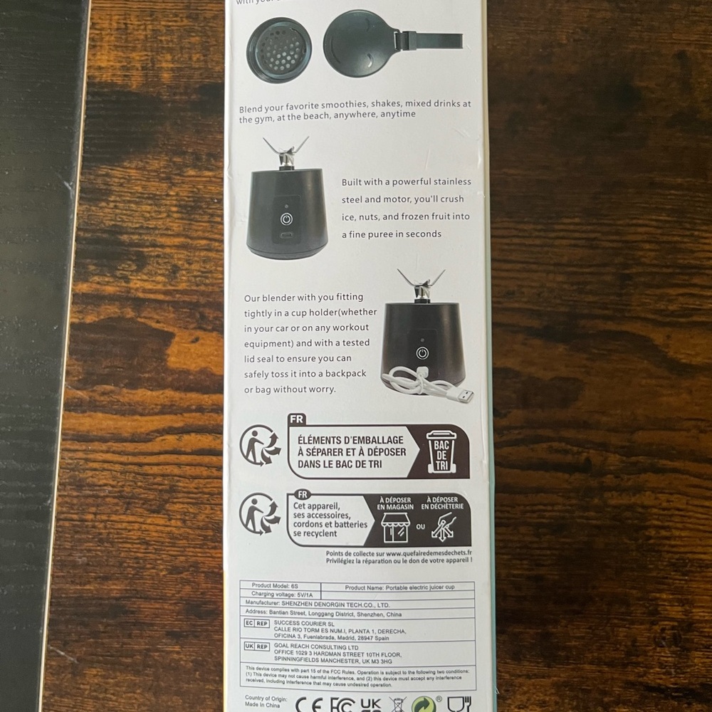Like new: Compact Black Blender with Travel-Friendly Design - Picture 4 of 6